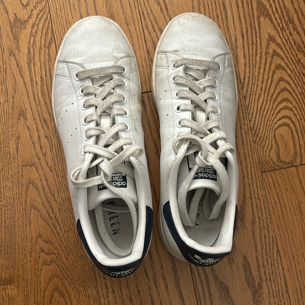 Selling Stan smith sneakers with navy on the back.